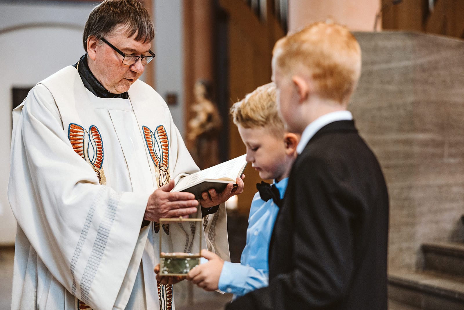 St. Mariä Empfängnis Essen Hochzeitsfotograf - Kinder nehmen Brauringe an sich