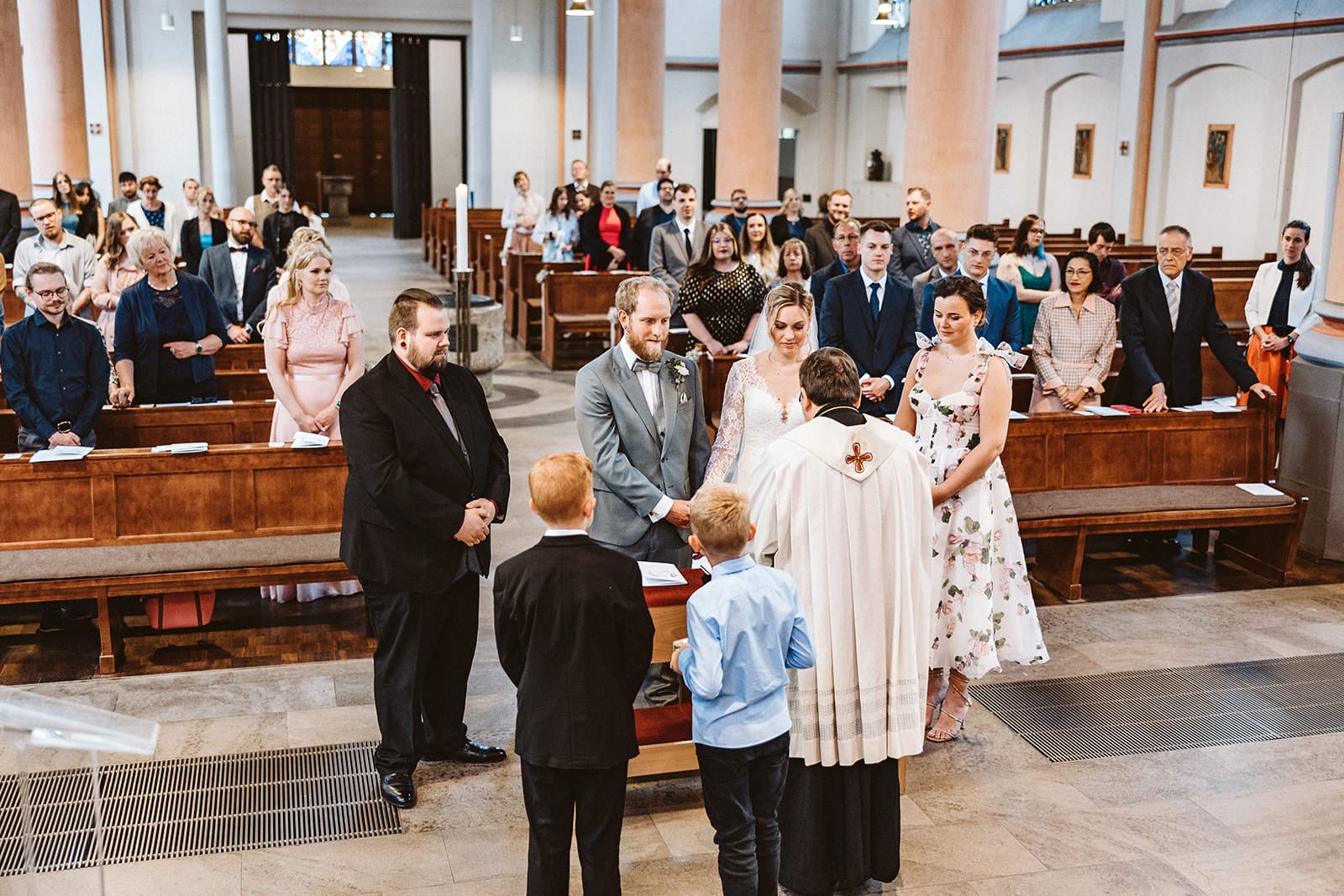 St. Mariä Empfängnis Essen Hochzeitsfotograf - Gesamte Hochzeitsgäste in der Kirche