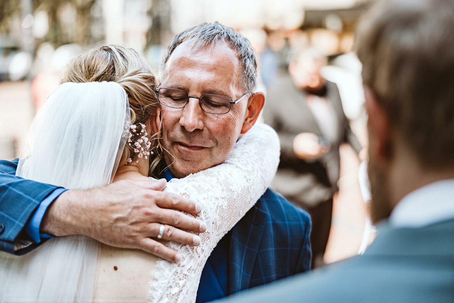 St. Mariä Empfängnis Essen Hochzeitsfotograf - Brautvater umarmt Braut
