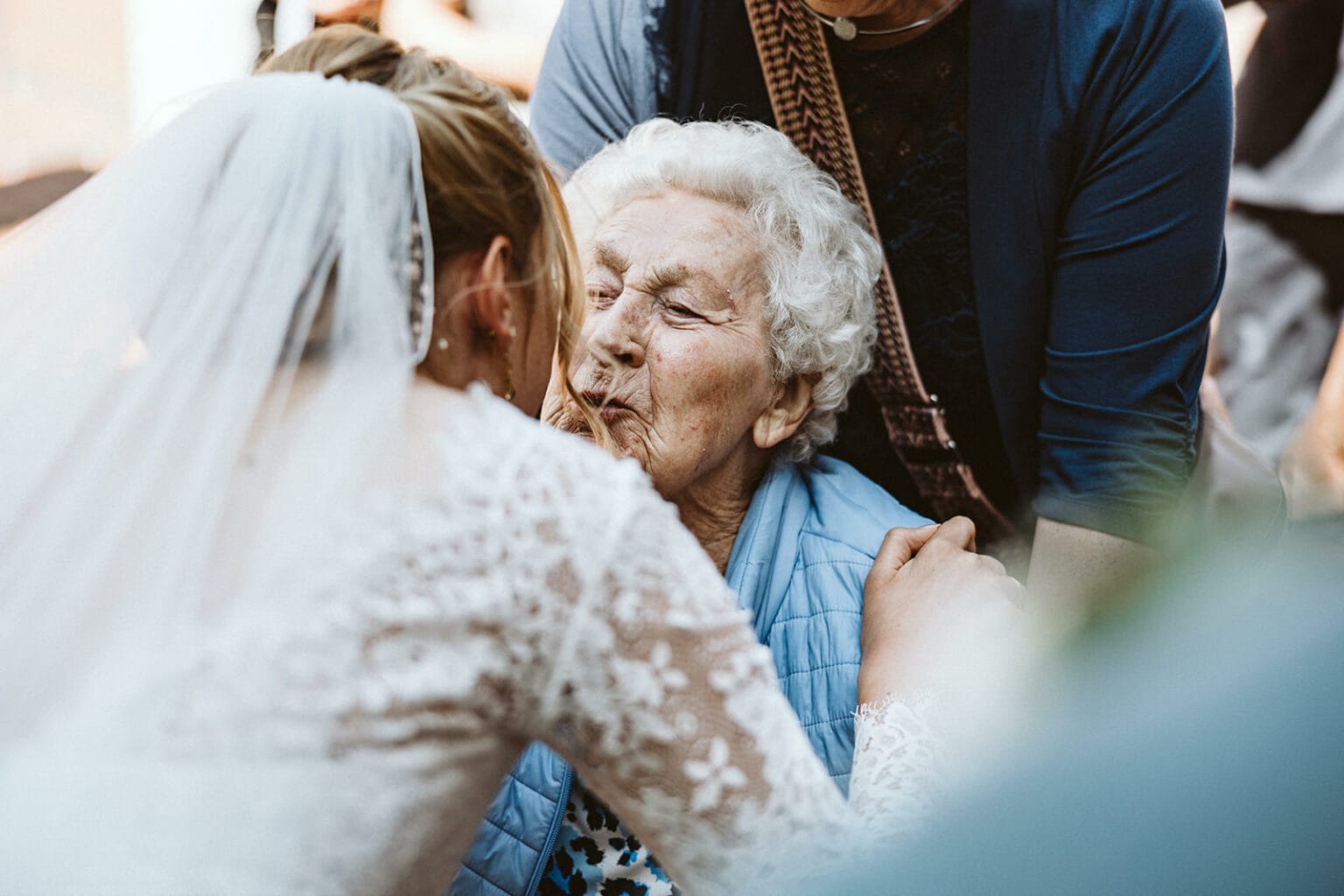 St. Mariä Empfängnis Essen Hochzeitsfotograf - Brautoma umarmt Braut