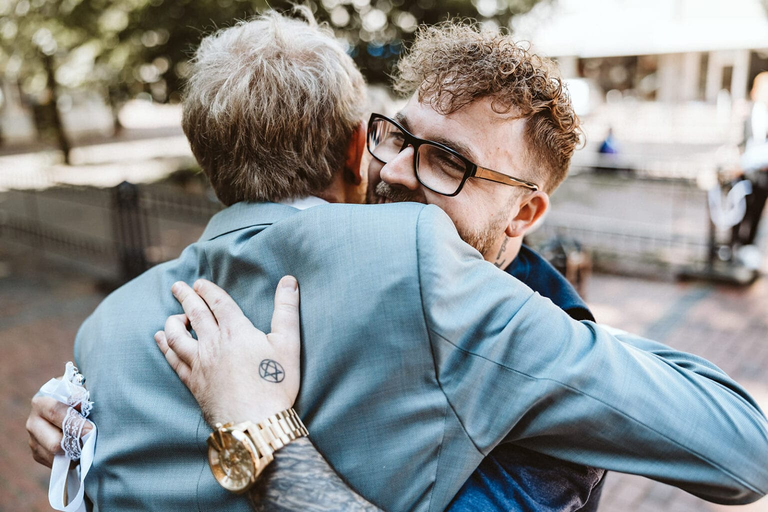 St. Mariä Empfängnis Essen Hochzeitsfotograf - Trauzeuge umarmt Bräutigam