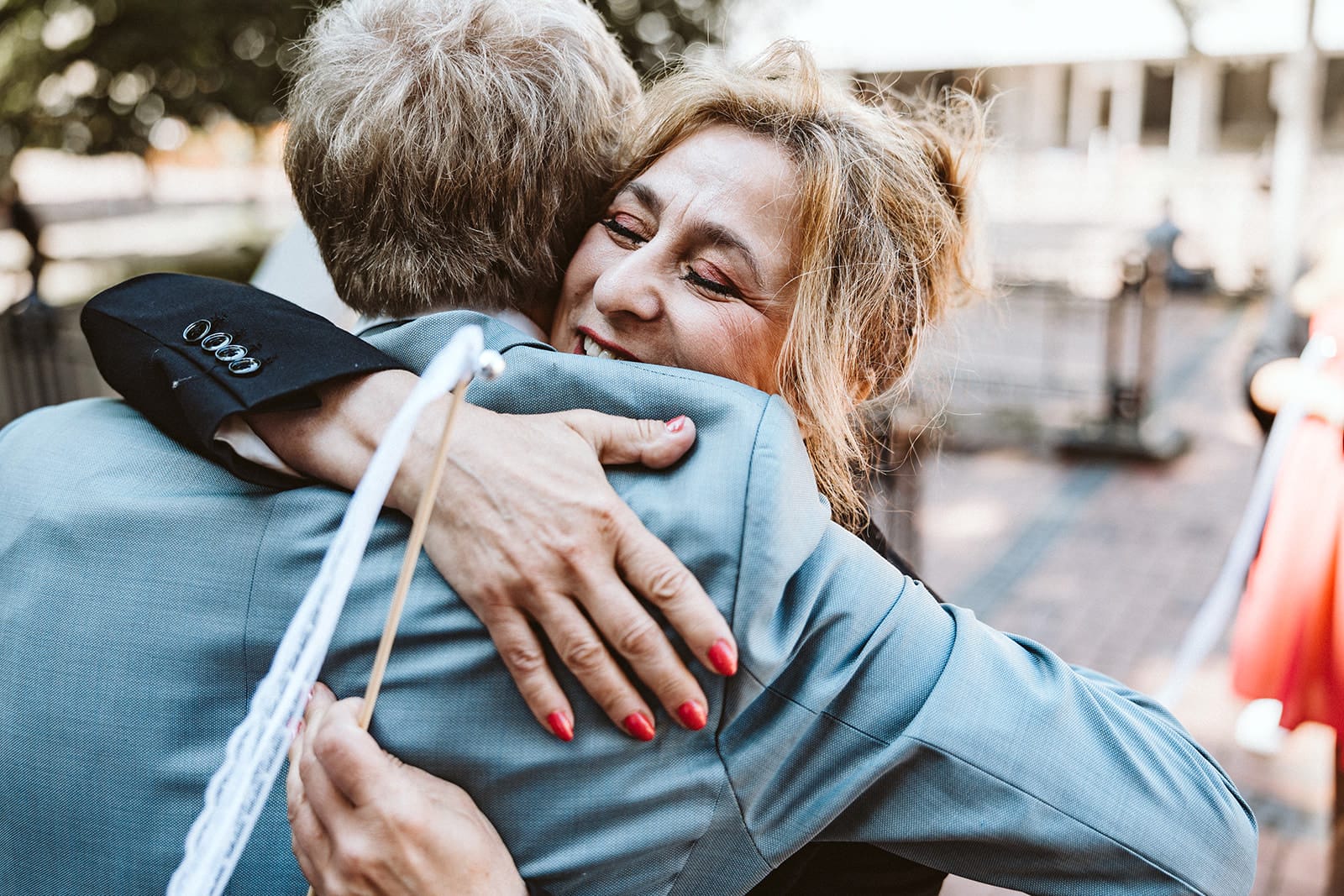 St. Mariä Empfängnis Essen Hochzeitsfotograf - Hochzeitsgast umarmt Bräutigam