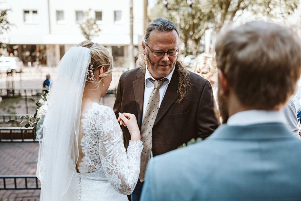St. Mariä Empfängnis Essen Hochzeitsfotograf - Hochzeitsgast beglückwünscht Braut und Bräutigam
