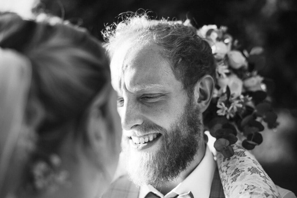 St. Mariä Empfängnis Essen Hochzeitsfotograf - Bräutigam lächelt verliebt Braut an