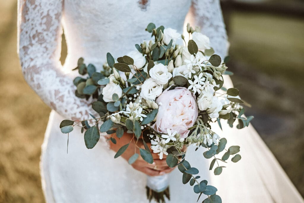 St. Mariä Empfängnis Essen Hochzeitsfotograf - Braut mit Brautstrauß