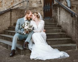 St. Mariä Empfängnis Essen Hochzeitsfotograf - Brautpaar Braut Bräutigam sitzt auf Treppe der Kirche