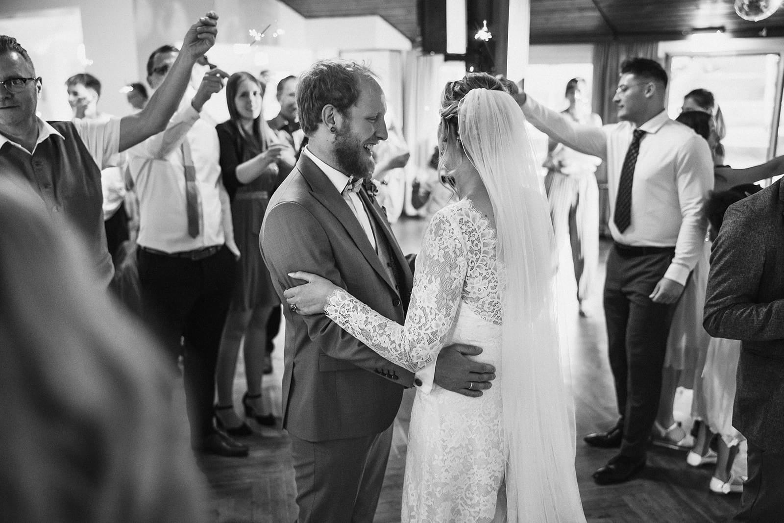 St. Mariä Empfängnis Essen Hochzeitsfotograf - Hochzeitstanz Beginn mit Braut