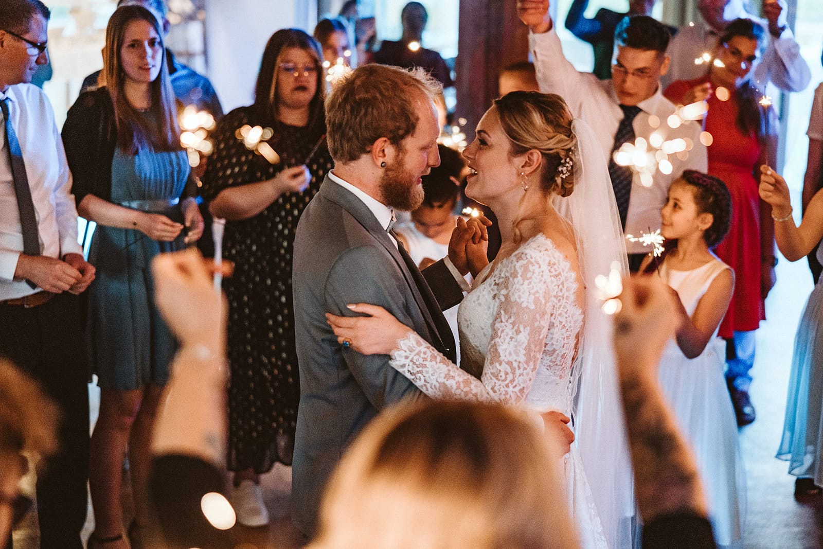 St. Mariä Empfängnis Essen Hochzeitsfotograf - Hochzeitstanz mit Wunderkerzen
