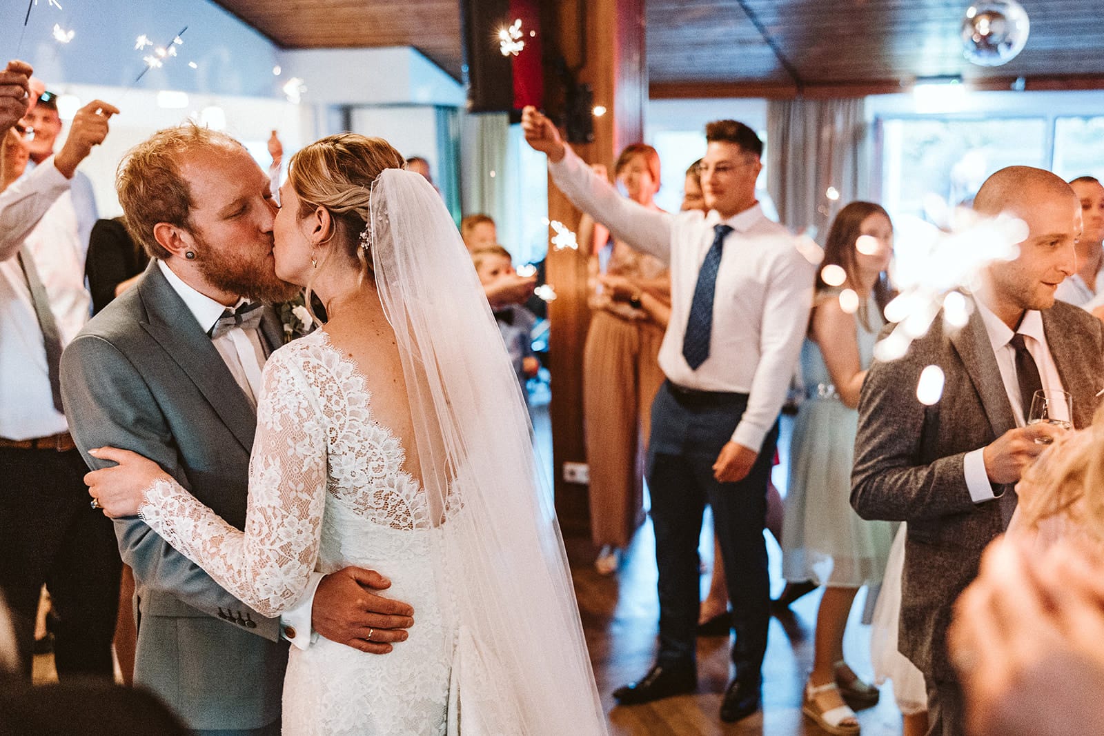 St. Mariä Empfängnis Essen Hochzeitsfotograf - Hochzeitsgäste zünden Wunderkerzen an