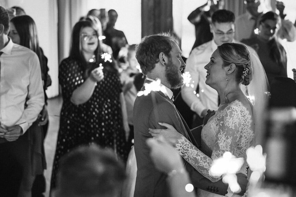 St. Mariä Empfängnis Essen Hochzeitsfotograf - Romantischer Hochzeitstanz mit Brautpaar schunkeln