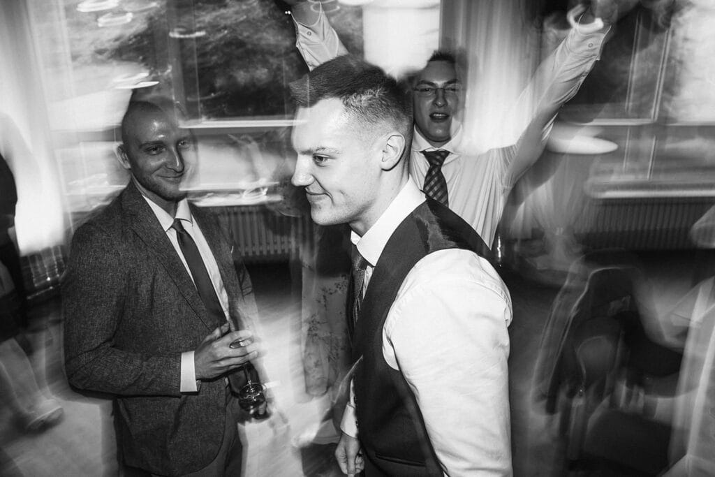 St. Mariä Empfängnis Essen Hochzeitsfotograf - Hochzeitsgast feiert eine Party auf Hochzeit