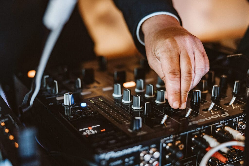 St. Mariä Empfängnis Essen Hochzeitsfotograf - DJ-Pult und Mischer