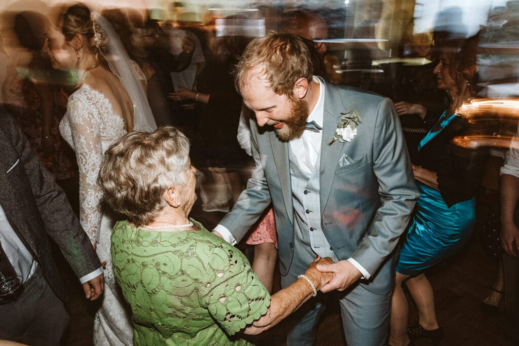 St. Mariä Empfängnis Essen Hochzeitsfotograf - Bräutigam tanzt mit Oma