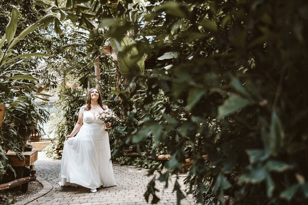 ZOOM Erlebniswelt Gelsenkirchen Ryokan Gelsenkirchen Hochzeitsfotograf - Braut läuft zum Getting Ready