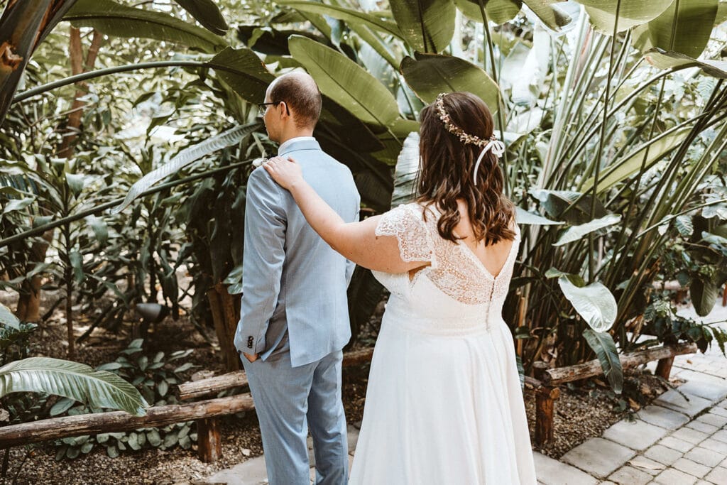 ZOOM Erlebniswelt Gelsenkirchen Ryokan Gelsenkirchen Hochzeitsfotograf - Braut hält Hand an Bräutigam beim Getting Ready