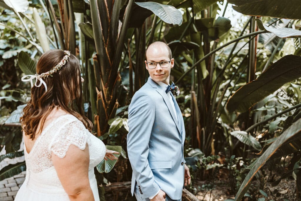 ZOOM Erlebniswelt Gelsenkirchen Ryokan Gelsenkirchen Hochzeitsfotograf - Bräutigam dreht sich zu seiner Braut um Getting Ready