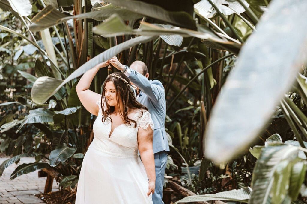 ZOOM Erlebniswelt Gelsenkirchen Ryokan Gelsenkirchen Hochzeitsfotograf - Bräutigam dreht Braut Getting Ready