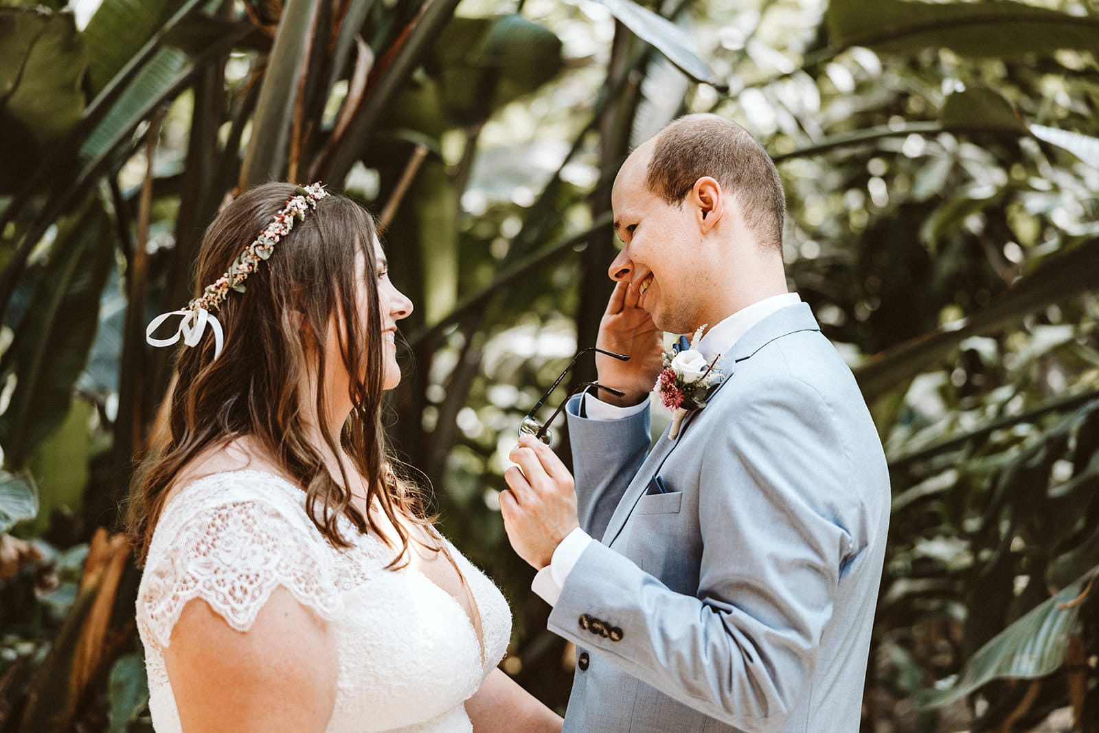 ZOOM Erlebniswelt Gelsenkirchen Ryokan Gelsenkirchen Hochzeitsfotograf - Bräutigam fängt das Weinen an kommen Tränen beim Getting Ready
