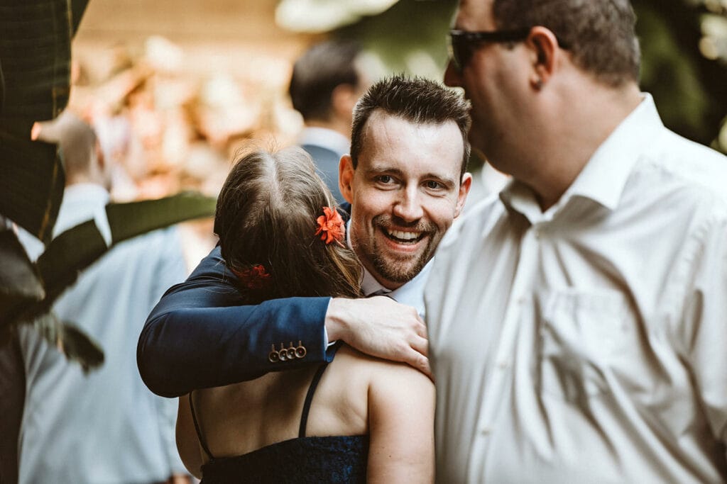 ZOOM Erlebniswelt Gelsenkirchen Ryokan Gelsenkirchen Hochzeitsfotograf - Hochzeitsgäste umarmen sich vor Trauung