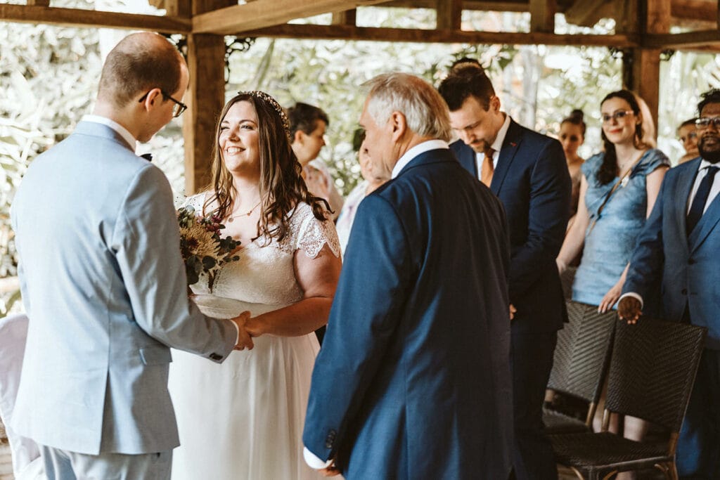 ZOOM Erlebniswelt Gelsenkirchen Ryokan Gelsenkirchen Hochzeitsfotograf - Brautvater übergibt Braut dem Bräutigam