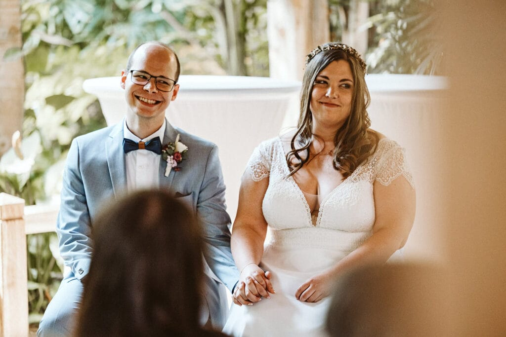 ZOOM Erlebniswelt Gelsenkirchen Ryokan Gelsenkirchen Hochzeitsfotograf - Braut und Bräutigam sind glücklich und lachen Trauung