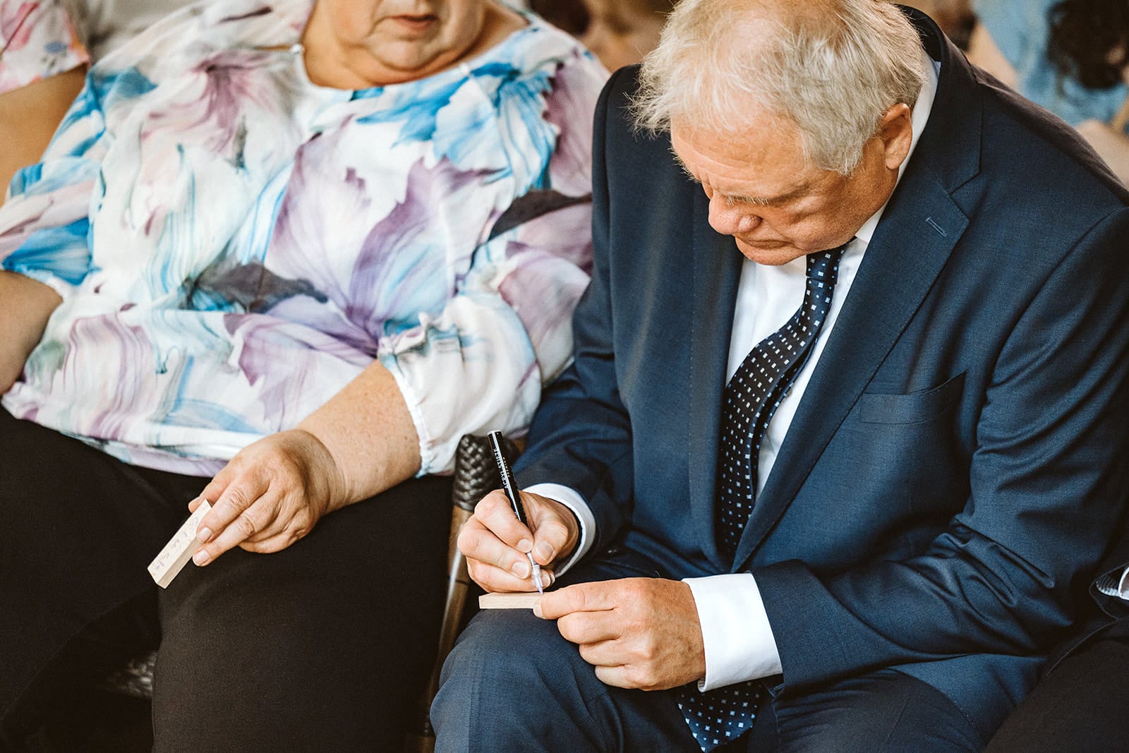 ZOOM Erlebniswelt Gelsenkirchen Ryokan Gelsenkirchen Hochzeitsfotograf - Brautvater schreibt mit Filzstift auf Holzklötzchen eine liebenswerte Botschaft