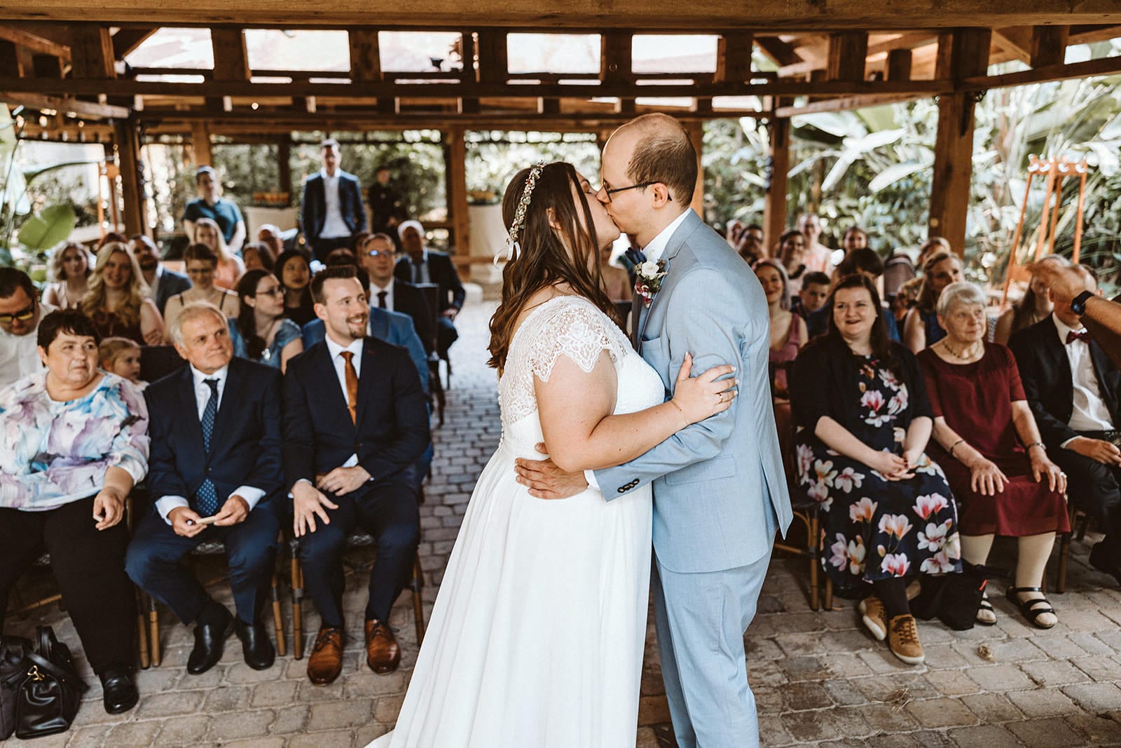 ZOOM Erlebniswelt Gelsenkirchen Ryokan Gelsenkirchen Hochzeitsfotograf - Braut und Bräutigam frisch vermählt freie Trauung küssen sich