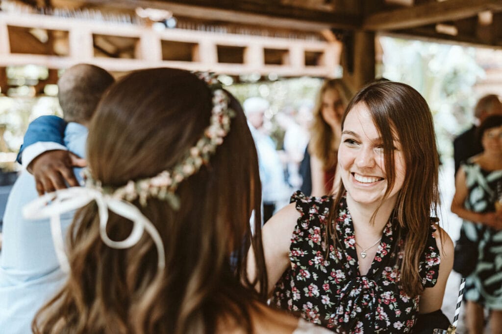 ZOOM Erlebniswelt Gelsenkirchen Ryokan Gelsenkirchen Hochzeitsfotograf - Trauzeugin gratuliert Braut
