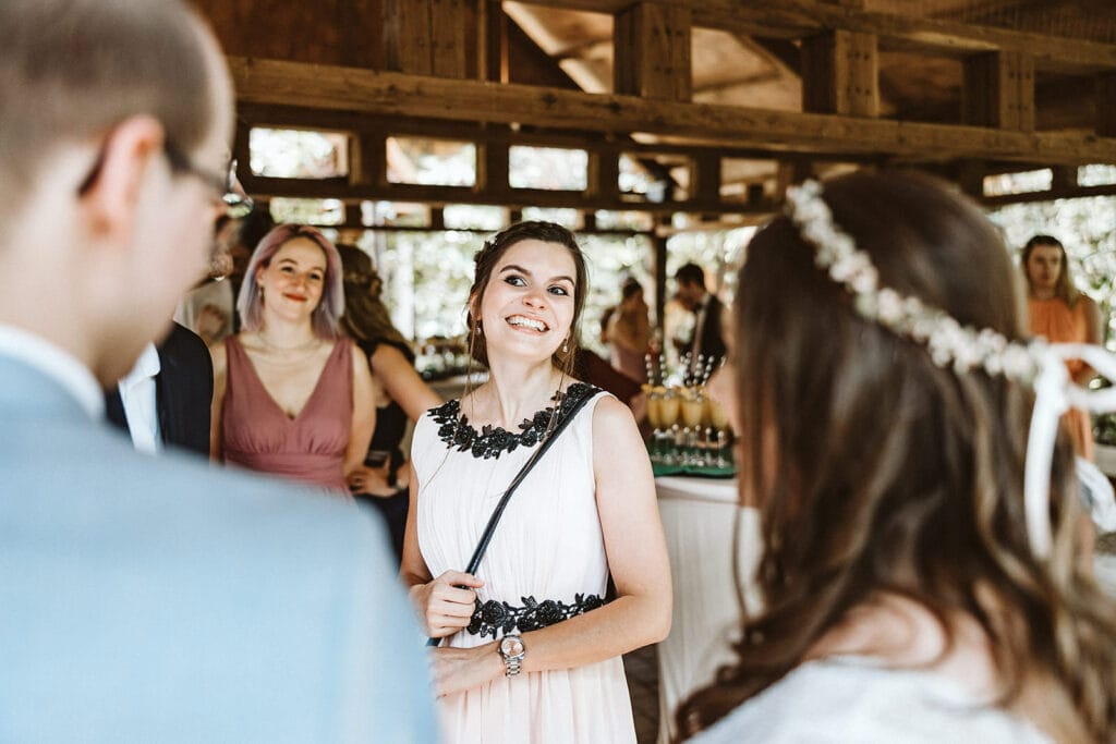 ZOOM Erlebniswelt Gelsenkirchen Ryokan Gelsenkirchen Hochzeitsfotograf - Hochzeitsgast lächelt zum Brautpaar