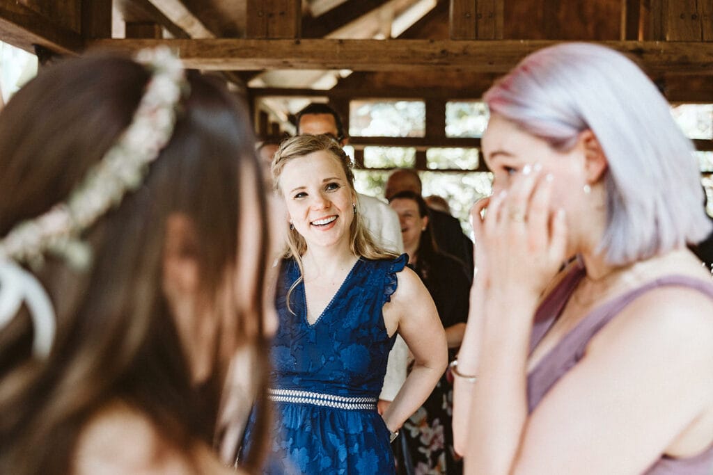 ZOOM Erlebniswelt Gelsenkirchen Ryokan Gelsenkirchen Hochzeitsfotograf - Hochzeitsgast kommen Tränen Brautpaar Gratulationen
