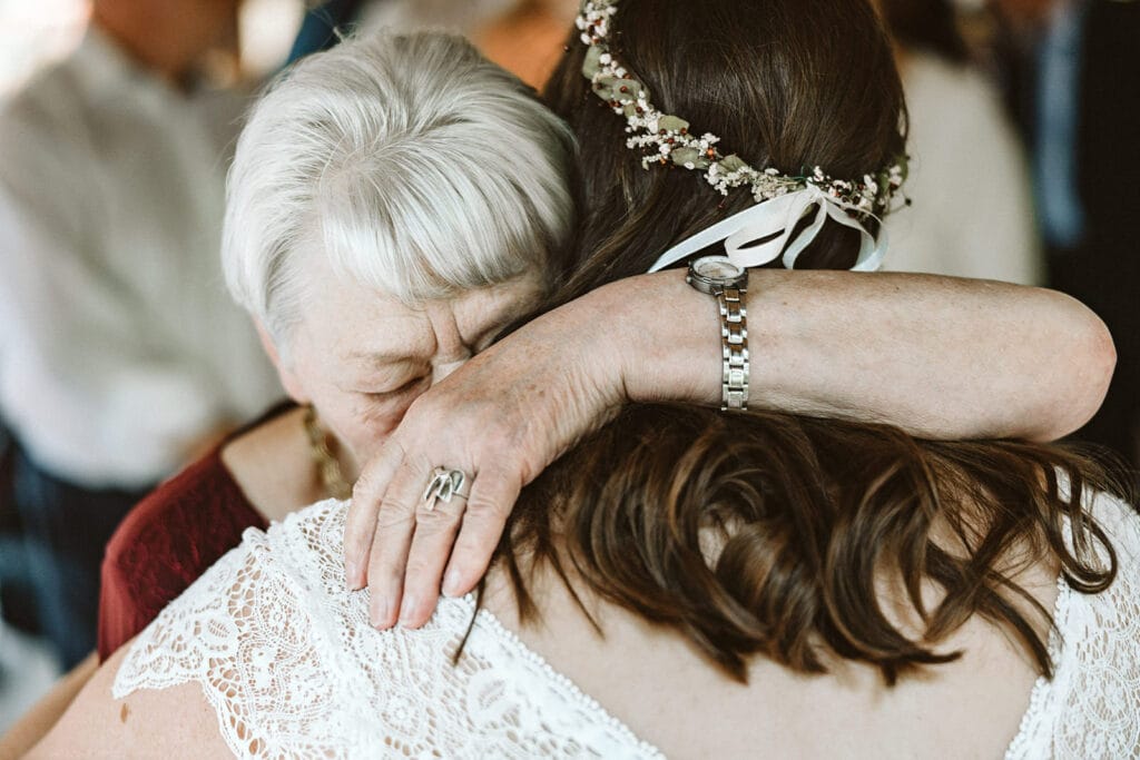 ZOOM Erlebniswelt Gelsenkirchen Ryokan Gelsenkirchen Hochzeitsfotograf - Großmutter Oma weint und umarmt Braut gratuliert ihr
