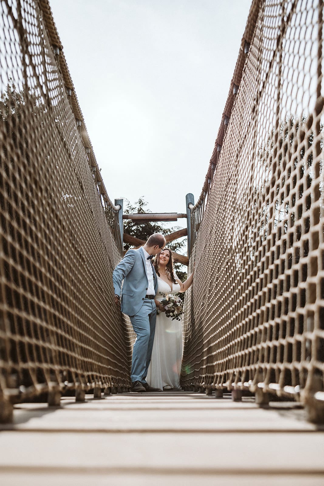 ZOOM Erlebniswelt Gelsenkirchen Ryokan Gelsenkirchen Hochzeitsfotograf - Braut und Bräutigam Brautpaar auf einer Brücke küssen sich