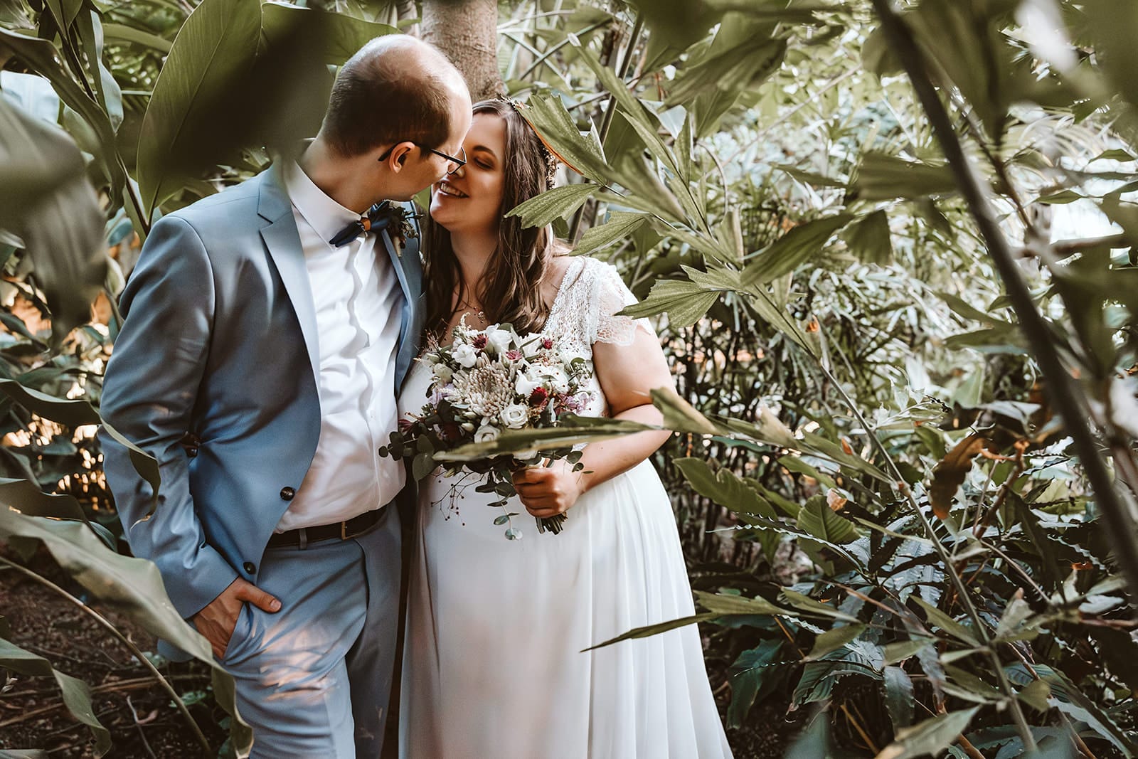 ZOOM Erlebniswelt Gelsenkirchen Ryokan Gelsenkirchen Hochzeitsfotograf - Braut und Bräutigam Tropen umarmen sich und küssen sich