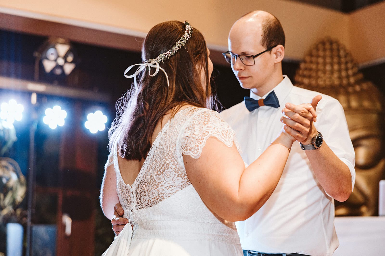 ZOOM Erlebniswelt Gelsenkirchen Ryokan Gelsenkirchen Hochzeitsfotograf - Bräutigam führt erste Tanzschritte für Hochzeitstanz aus