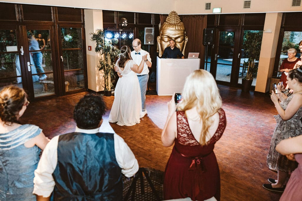 ZOOM Erlebniswelt Gelsenkirchen Ryokan Gelsenkirchen Hochzeitsfotograf - Brautpaar werden von Hochzeitsgästen zum Hochzeitstanz gefilmt Handy Smartphone