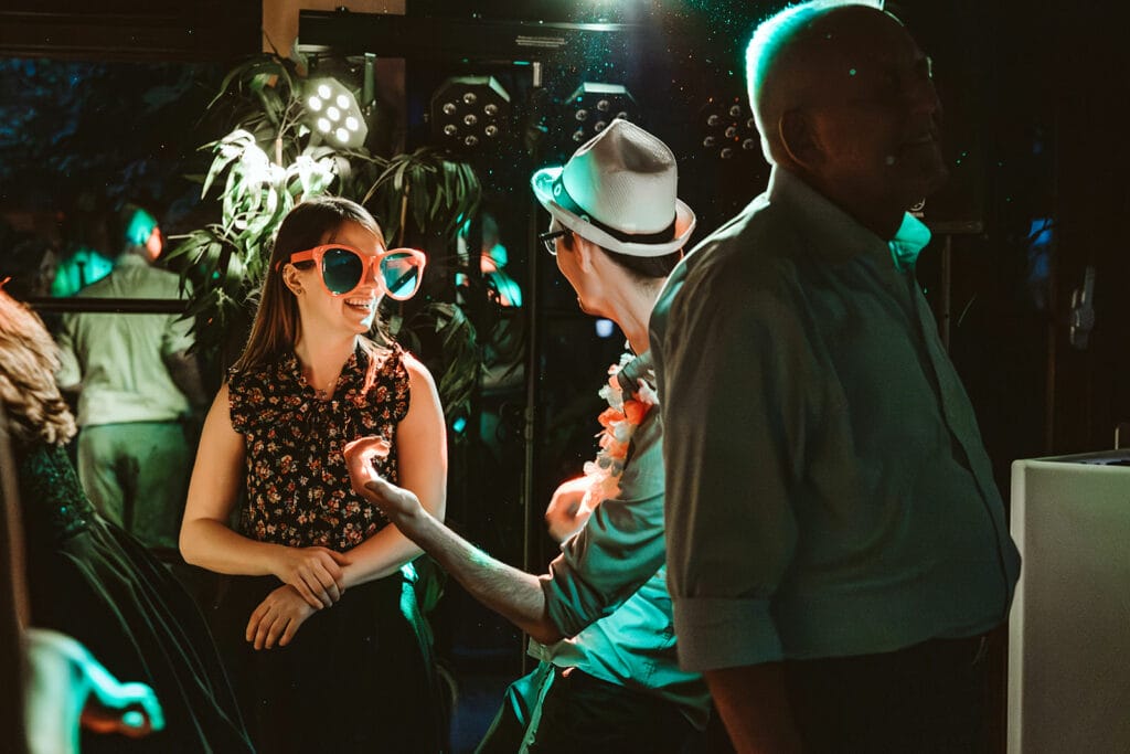 ZOOM Erlebniswelt Gelsenkirchen Ryokan Gelsenkirchen Hochzeitsfotograf - Hochzeitsgäste haben sich für Hochzeitsparty verkleidet