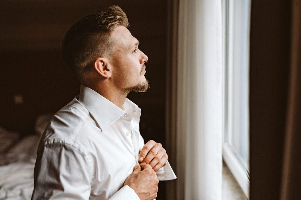 Die Farm Essen die Straußenfarm Essen Hochzeitsfotograf - Bräutigam knüpft sein Hemd zu Getting Ready