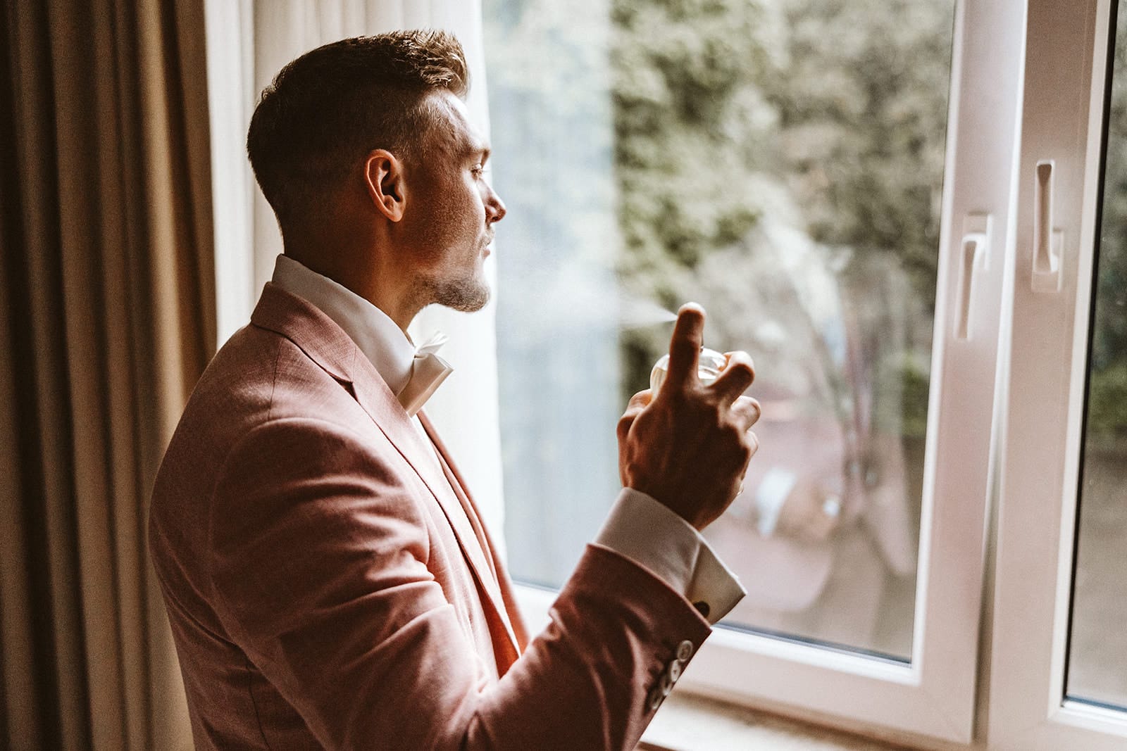 Die Farm Essen die Straußenfarm Essen Hochzeitsfotograf - Bräutigam trägt Parfüm auf