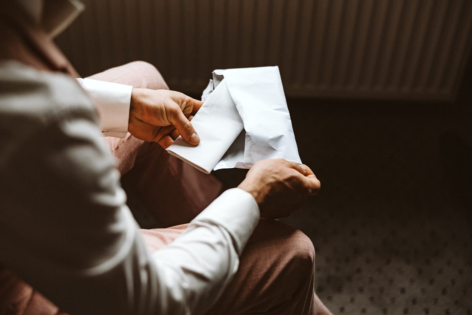 Die Farm Essen die Straußenfarm Essen Hochzeitsfotograf - Bräutigam öffnet Ehegelübde seiner Braut