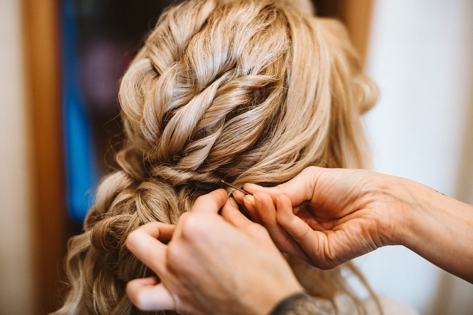 Die Farm Essen die Straußenfarm Essen Hochzeitsfotograf - Letzte Korrekturen an der Steckfrisur der Braut für Getting Ready
