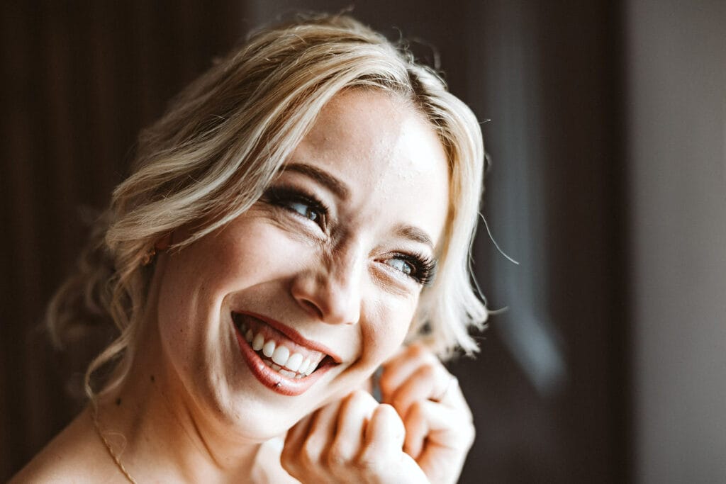 Die Farm Essen die Straußenfarm Essen Hochzeitsfotograf - Braut legt Ohrringe an