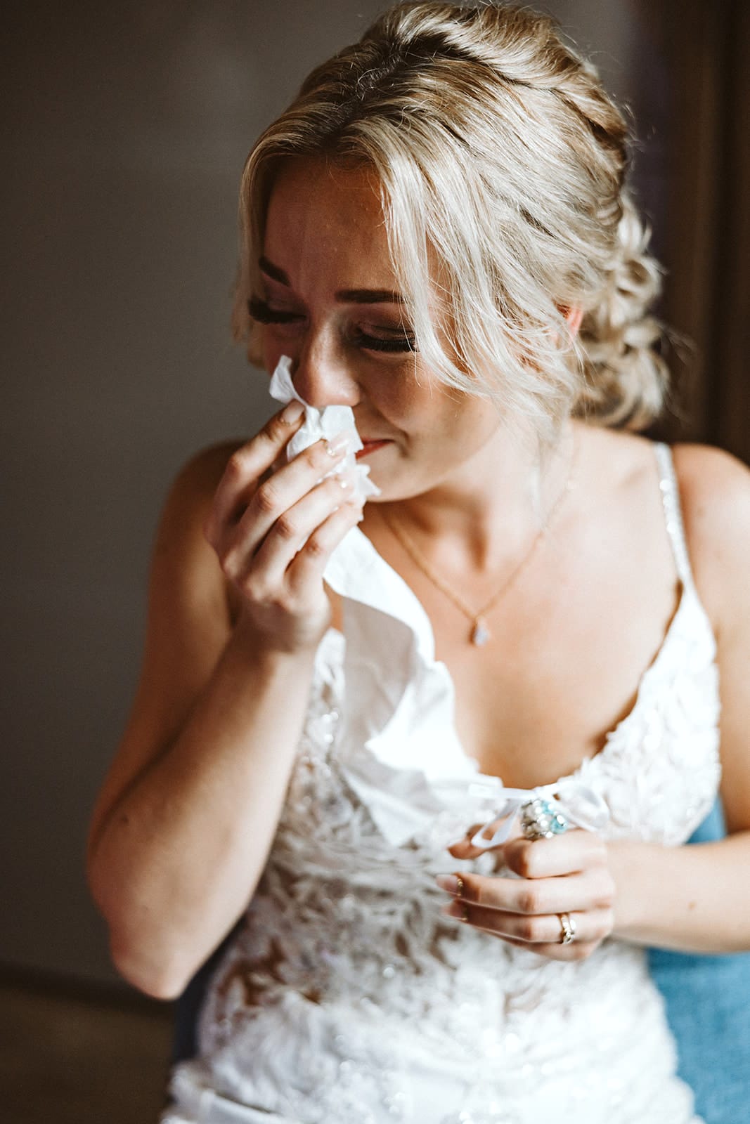 Die Farm Essen die Straußenfarm Essen Hochzeitsfotograf - Braut weint vor Glück nach dem Lesen des Ehegelübdes des Mannes Bräutigams