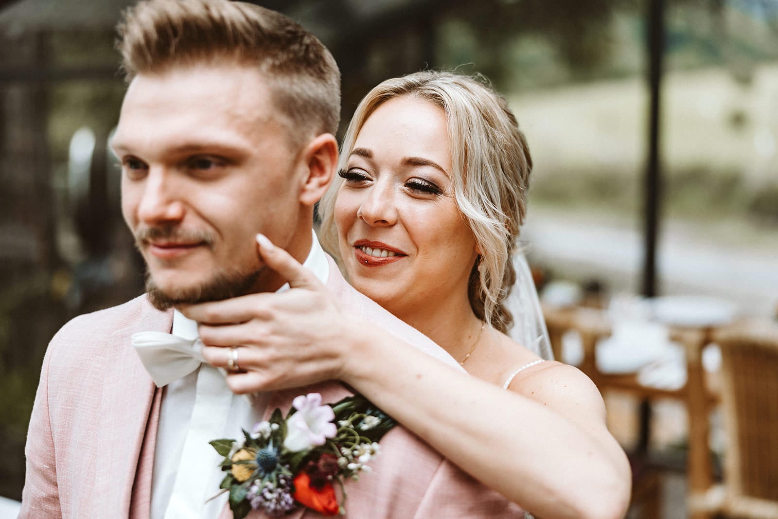 Die Farm Essen die Straußenfarm Essen Hochzeitsfotograf - Braut streichelt Bräutigam beim First Look am Hals entlang