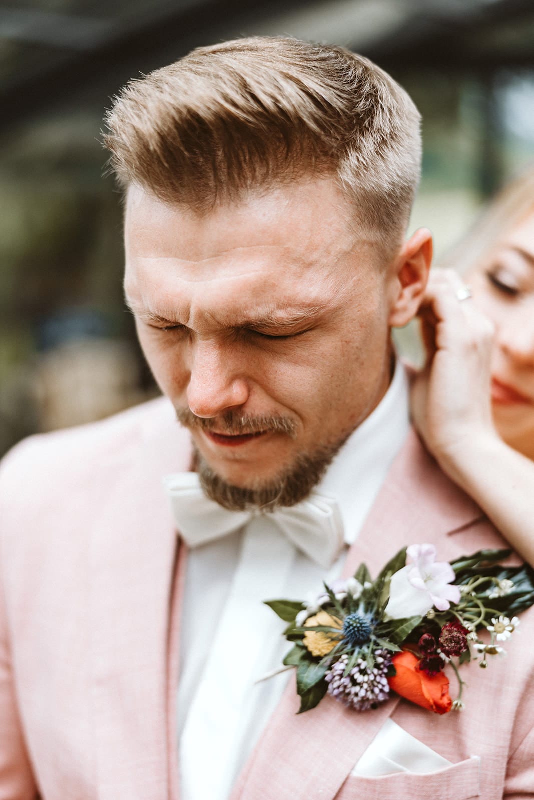 Die Farm Essen die Straußenfarm Essen Hochzeitsfotograf - Bräutigam ist hoch angespannt vor dem Umdrehen First Look