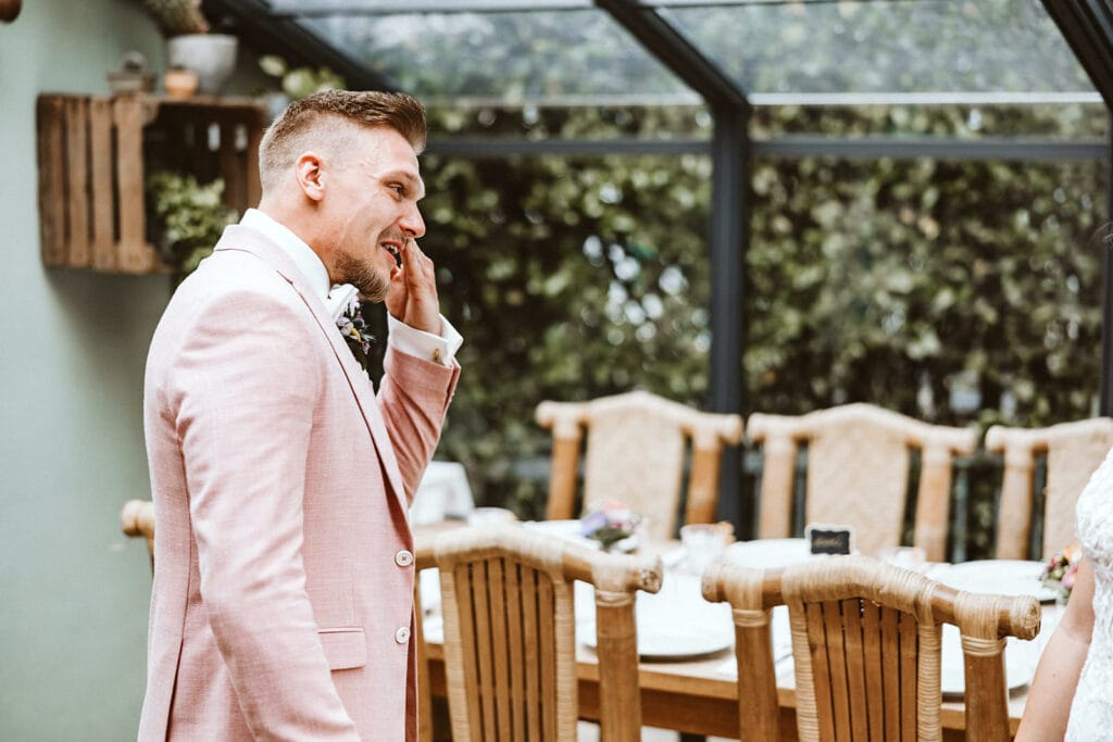 Die Farm Essen die Straußenfarm Essen Hochzeitsfotograf - Bräutigam beginnt zum Weinen beim First Look