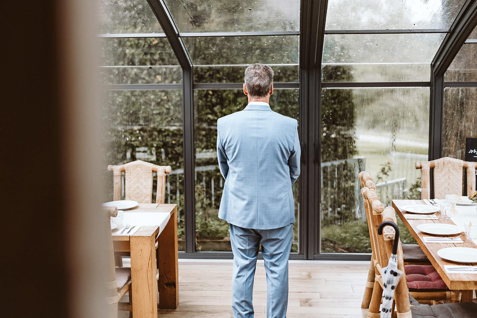 Die Farm Essen die Straußenfarm Essen Hochzeitsfotograf - Brautvater beim First Look dreht den Rücken zur Braut zu