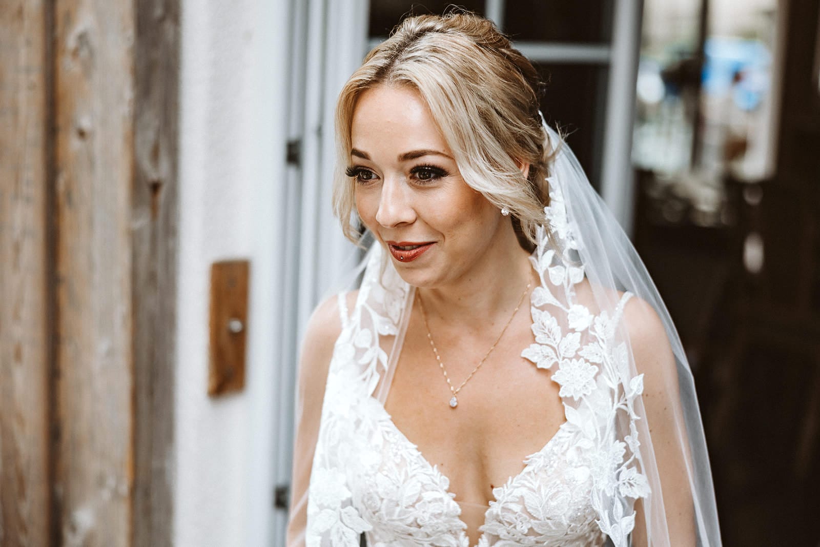 Die Farm Essen die Straußenfarm Essen Hochzeitsfotograf - Braut im Hochzeitskleid wartet auf First Look mit Brautvater