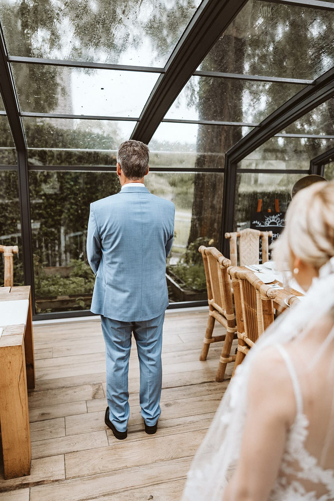 Die Farm Essen die Straußenfarm Essen Hochzeitsfotograf - Brautvater mit Rücken zur Braut für First Look