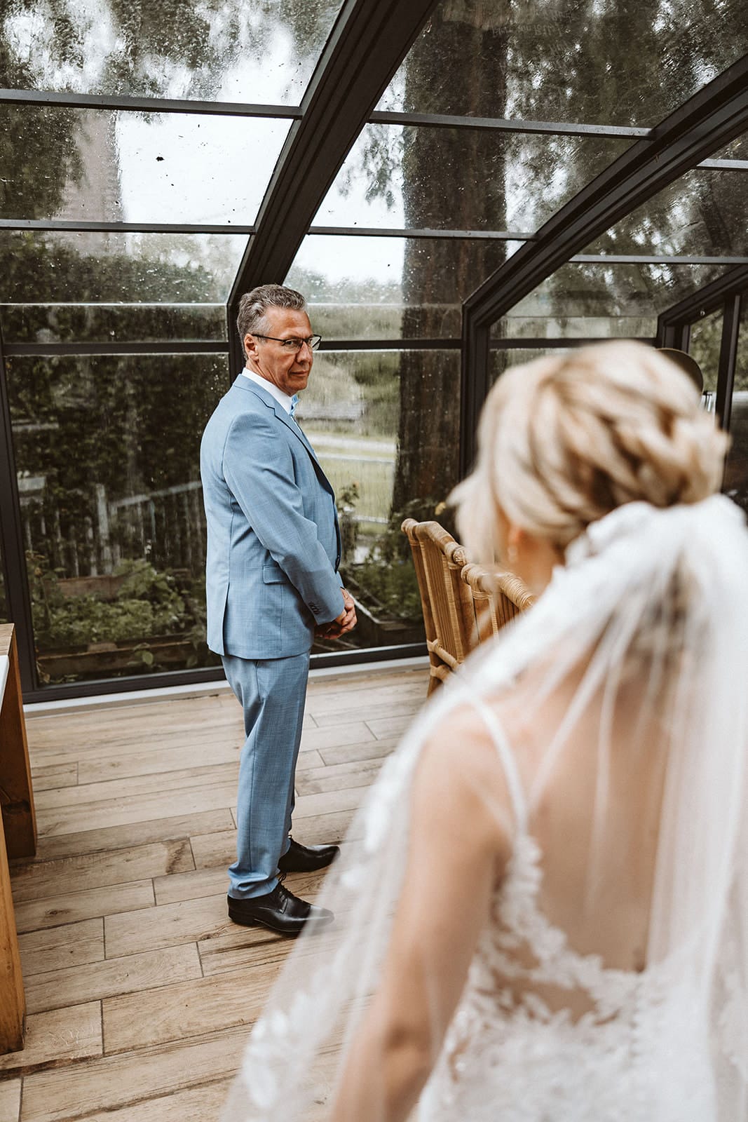 Die Farm Essen die Straußenfarm Essen Hochzeitsfotograf - Brautvater dreht sich zu seiner Tochter Braut um First Look