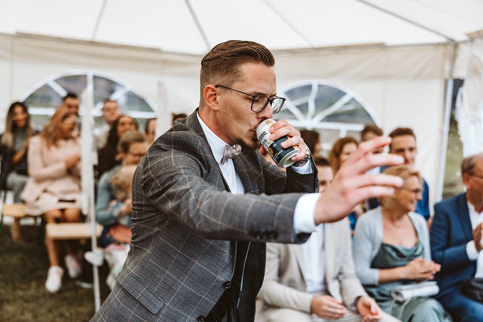 Die Farm Essen die Straußenfarm Essen Hochzeitsfotograf - Trauzeuge trinkt Bier und lockert Stimmung von freier Trauung auf